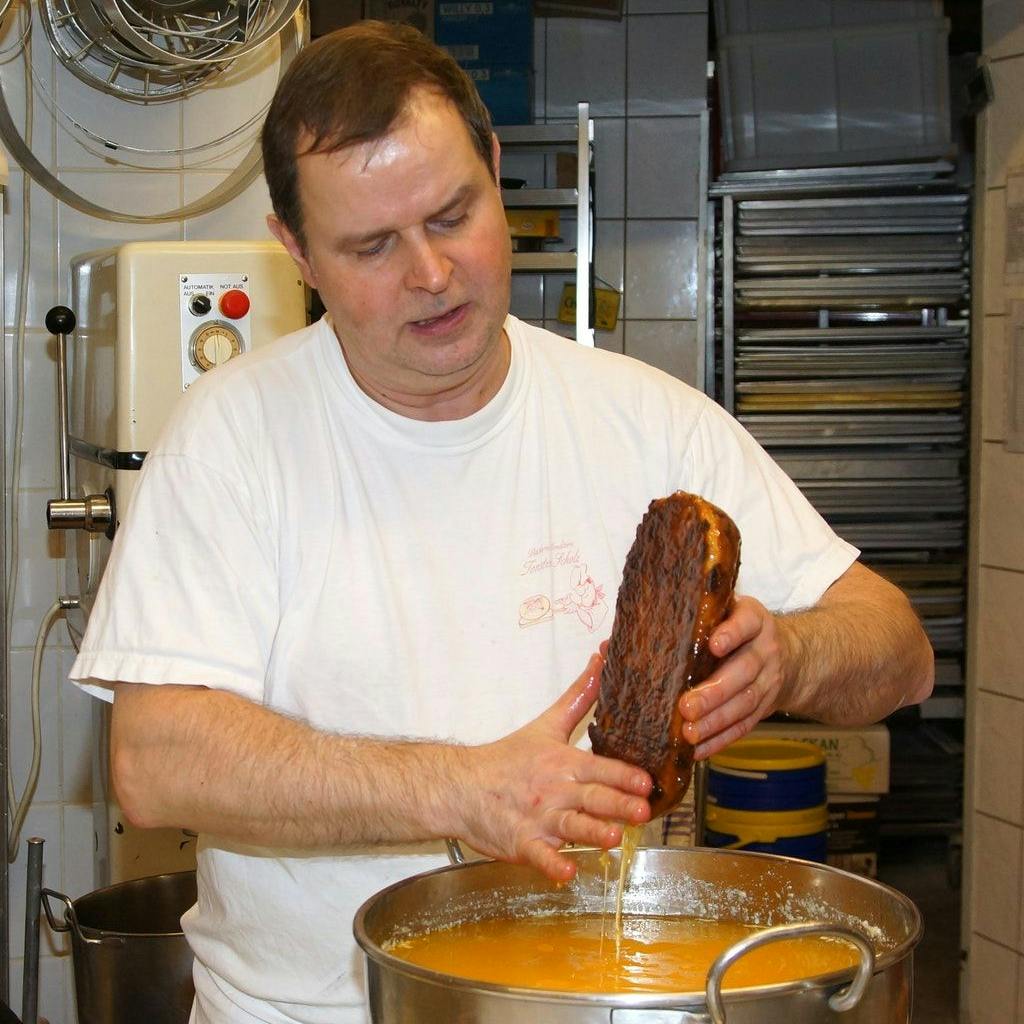 Bäcker-Meister Torsten Scholz verrät: Für den perfekten Stollen darf man nicht mit Butter geizen.