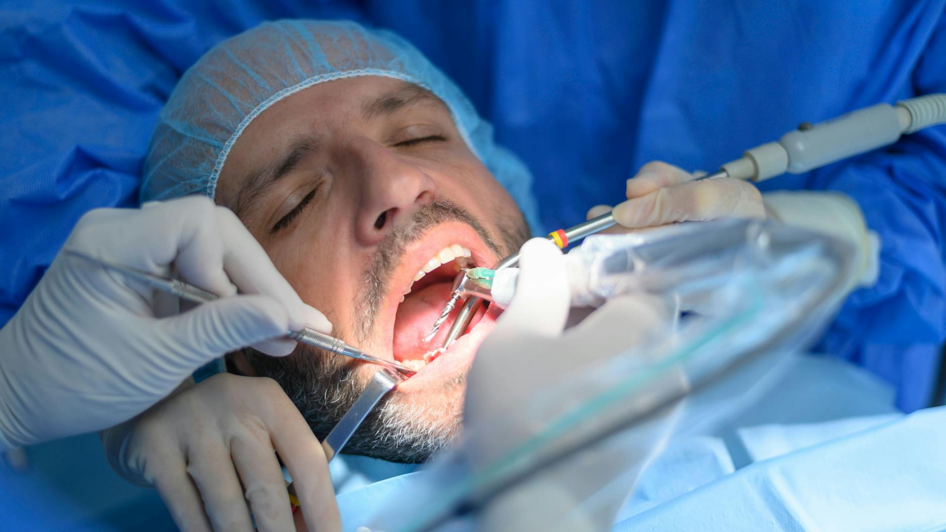 Behandlung beim Zahnarzt (Symbolbild).