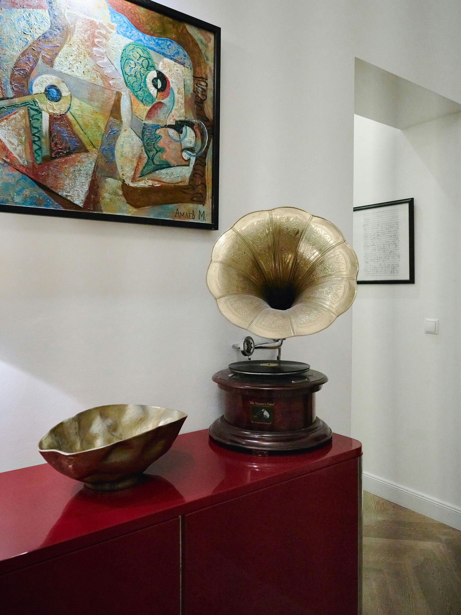 Hinter dem Grammophon hängt eine Partitur Hans Werner Henzes.