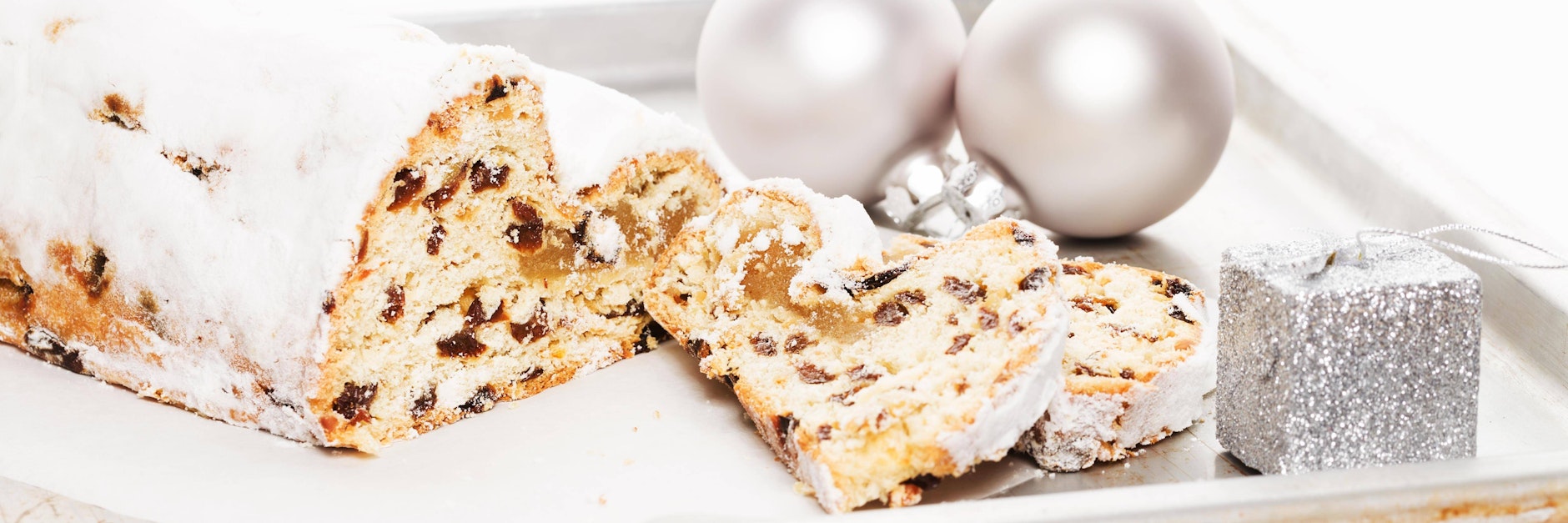Marzipanstollen ist eine klassische Weihnachtsleckerei. Mit diesem Rezept gelingt er garantiert.