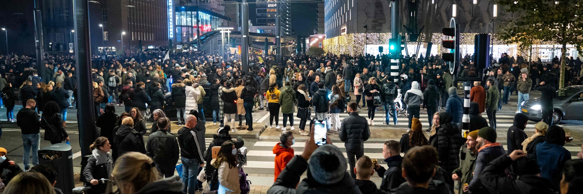 Viele Menschen versammelten sich in Rotterdam, um gegen von der Regierung verhängte schärfere Corona-Regeln zu protestieren.&nbsp;