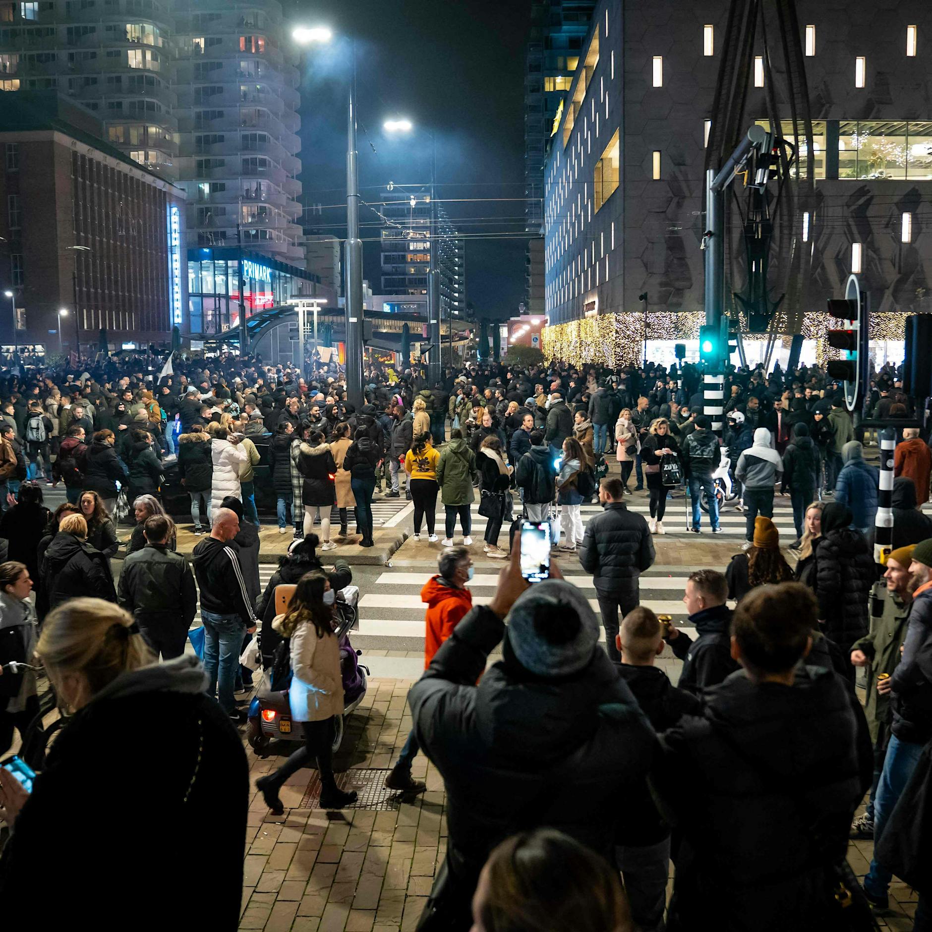 Verletzte nach Corona-Krawallen in Rotterdam