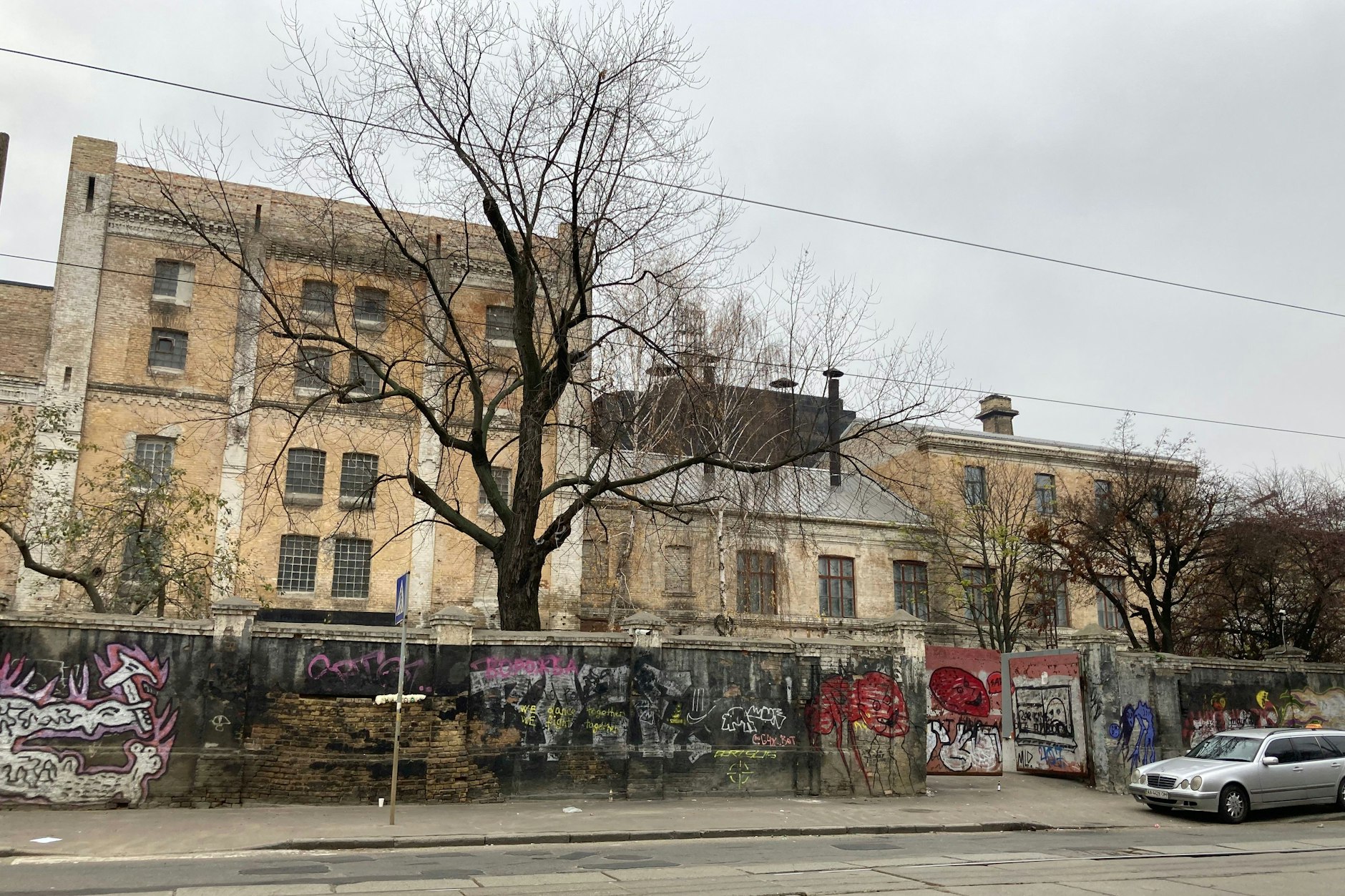 Man würde es vielleicht nicht vermuten - aber hinter diesen Mauern liegt der angesagteste Club Europas.