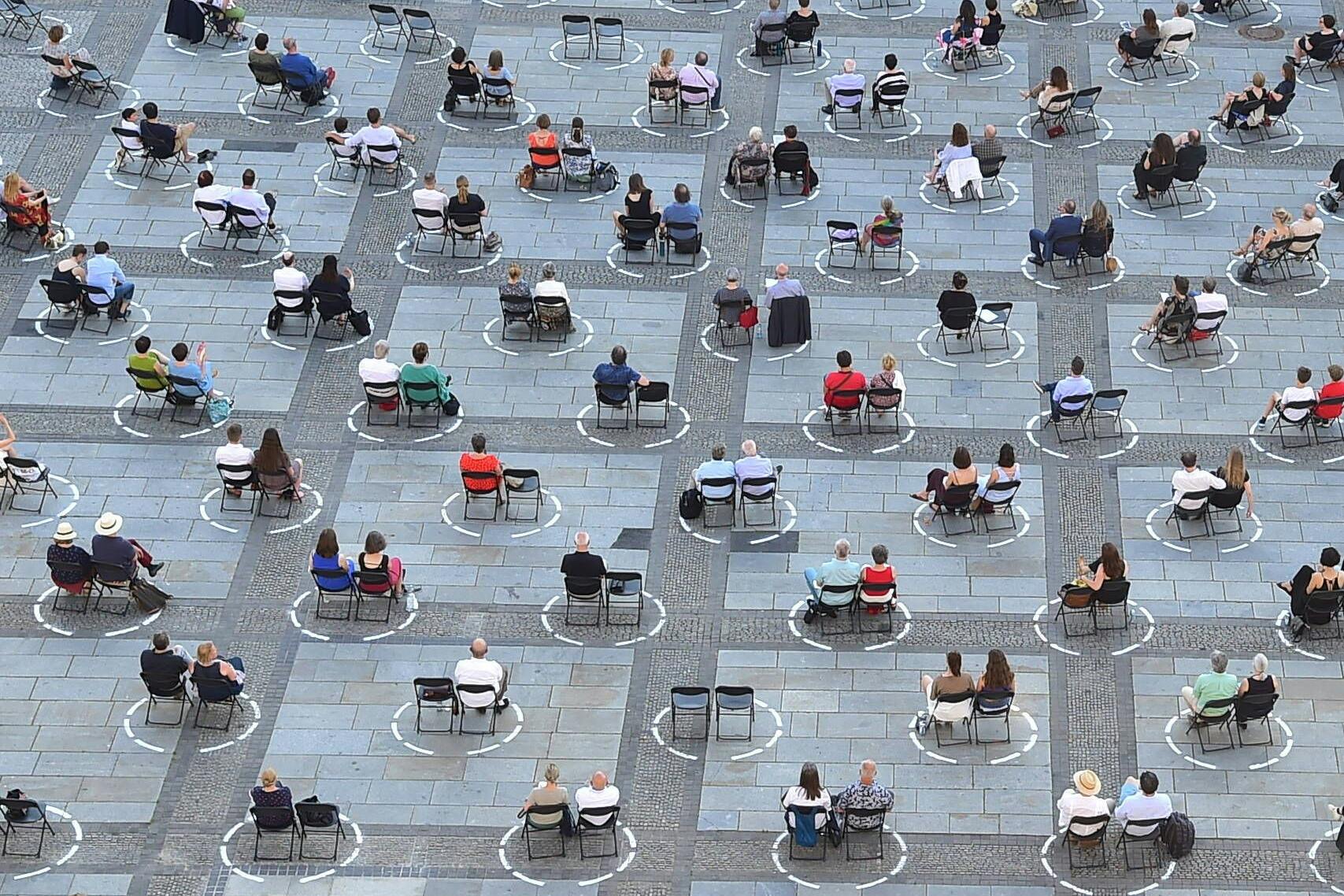 Eine Branche zwischen Hoffen und Bangen: Hier bei einer Open-Air-Live-Übertragung am Berliner Gendarmenmarkt.