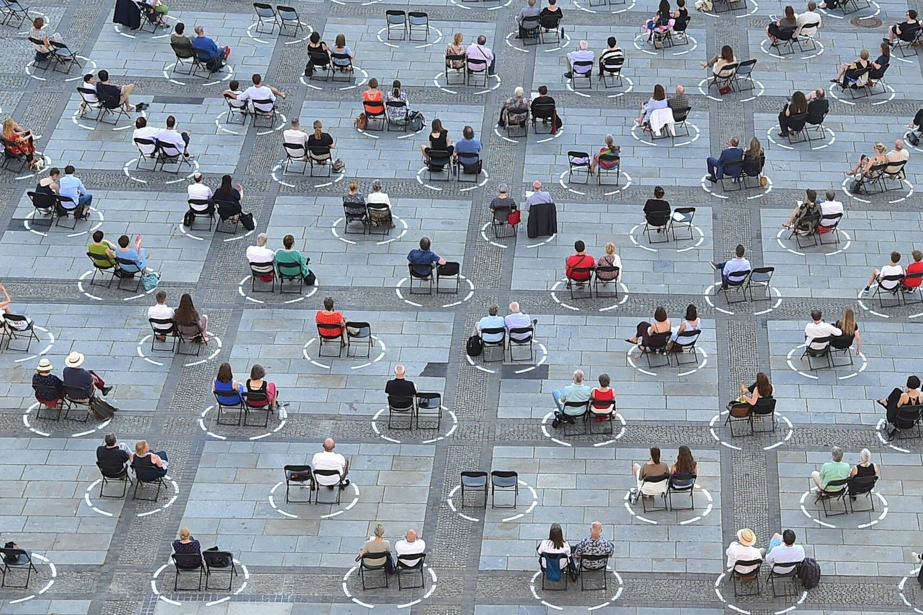 Eine Branche zwischen Hoffen und Bangen: Hier bei einer Open-Air-Live-Übertragung am Berliner Gendarmenmarkt.