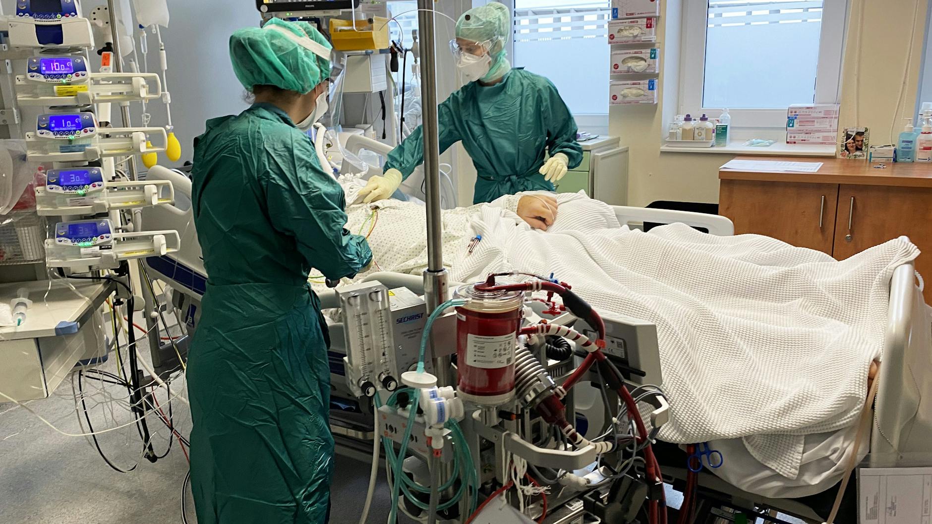 Blick in ein Krankenzimmer auf einer Corona-Intensivstation (Symbolbild)