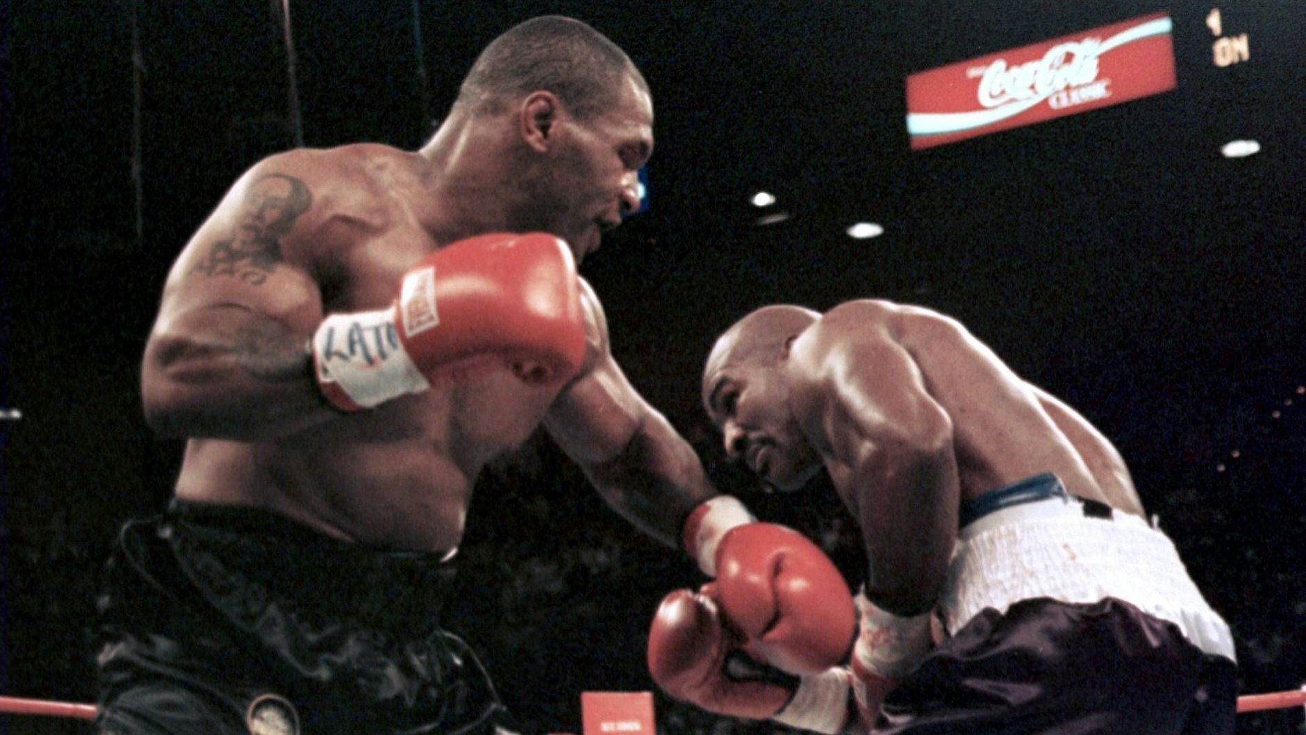 Mike Tyson li. gegen Evander Holyfield beide USA - PUBLICATIONxINxGERxSUIxAUTxHUNxONLY LAP97062918