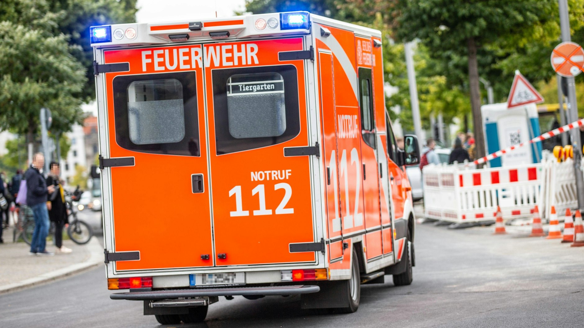 Ein Rettungswagen der Berliner Feuerwehr im Einsatz