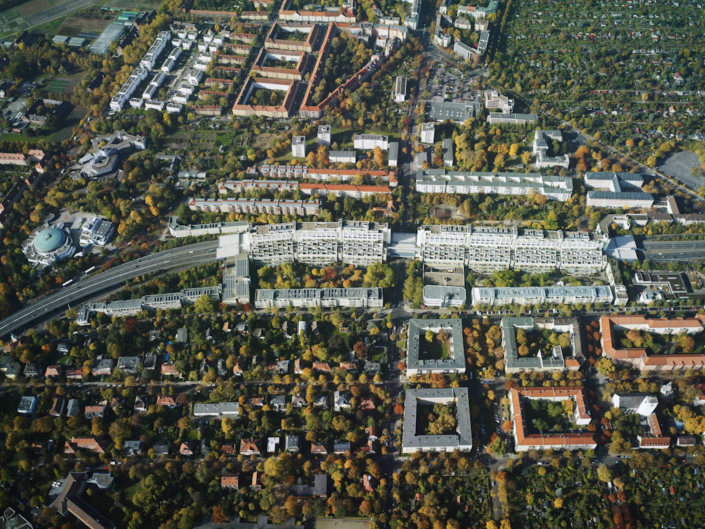 Wie Berlins gigantische Autobahnüberbauung „Schlange“ entstand – und verfiel