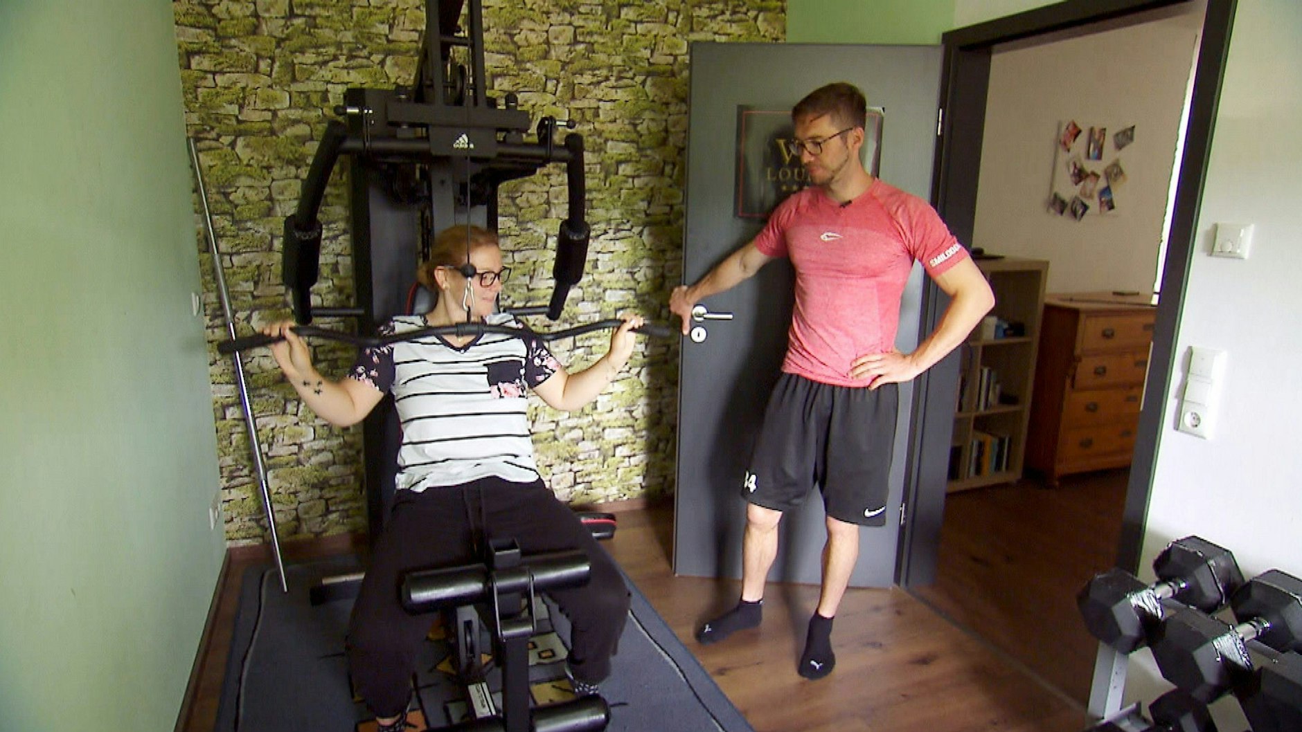 Offenbar probiert Sabrina alles aus, was Bauer Nils ihr bei „Bauer sucht Frau“ vorschlägt. Auch seine Mucki-Bude im Keller benutzt sie mit.