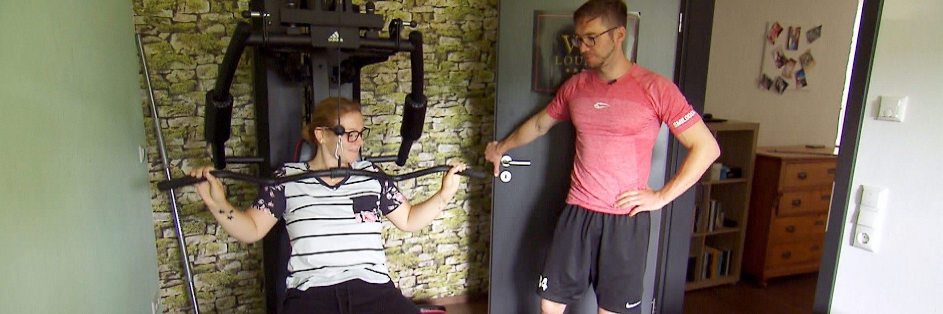 Offenbar probiert Sabrina alles aus, was Bauer Nils ihr bei „Bauer sucht Frau“ vorschlägt. Auch seine Mucki-Bude im Keller benutzt sie mit.