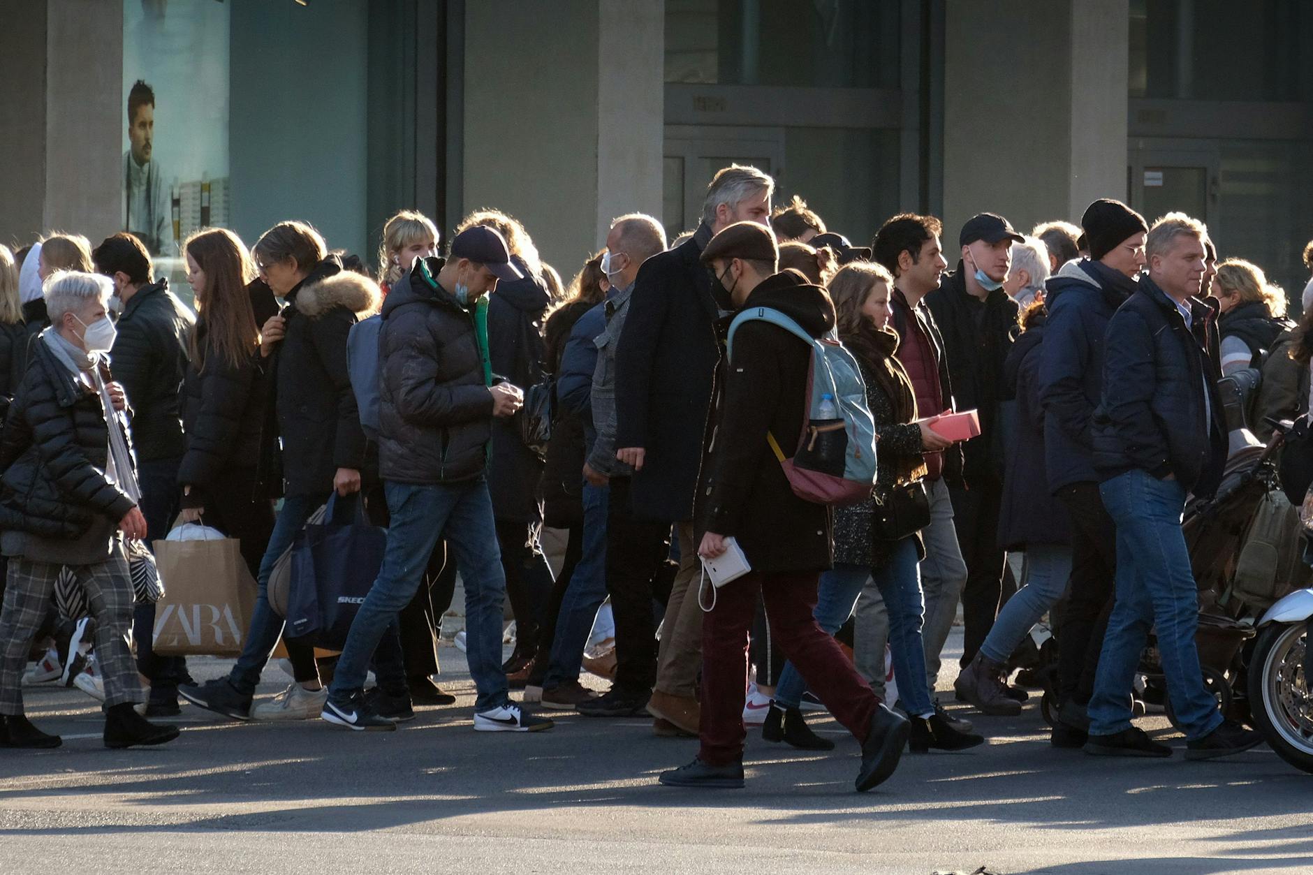 Mit oder ohne Maske? Menschenmenge in einer Berliner Einkaufsstraße mitten in der Corona-Pandemie.
