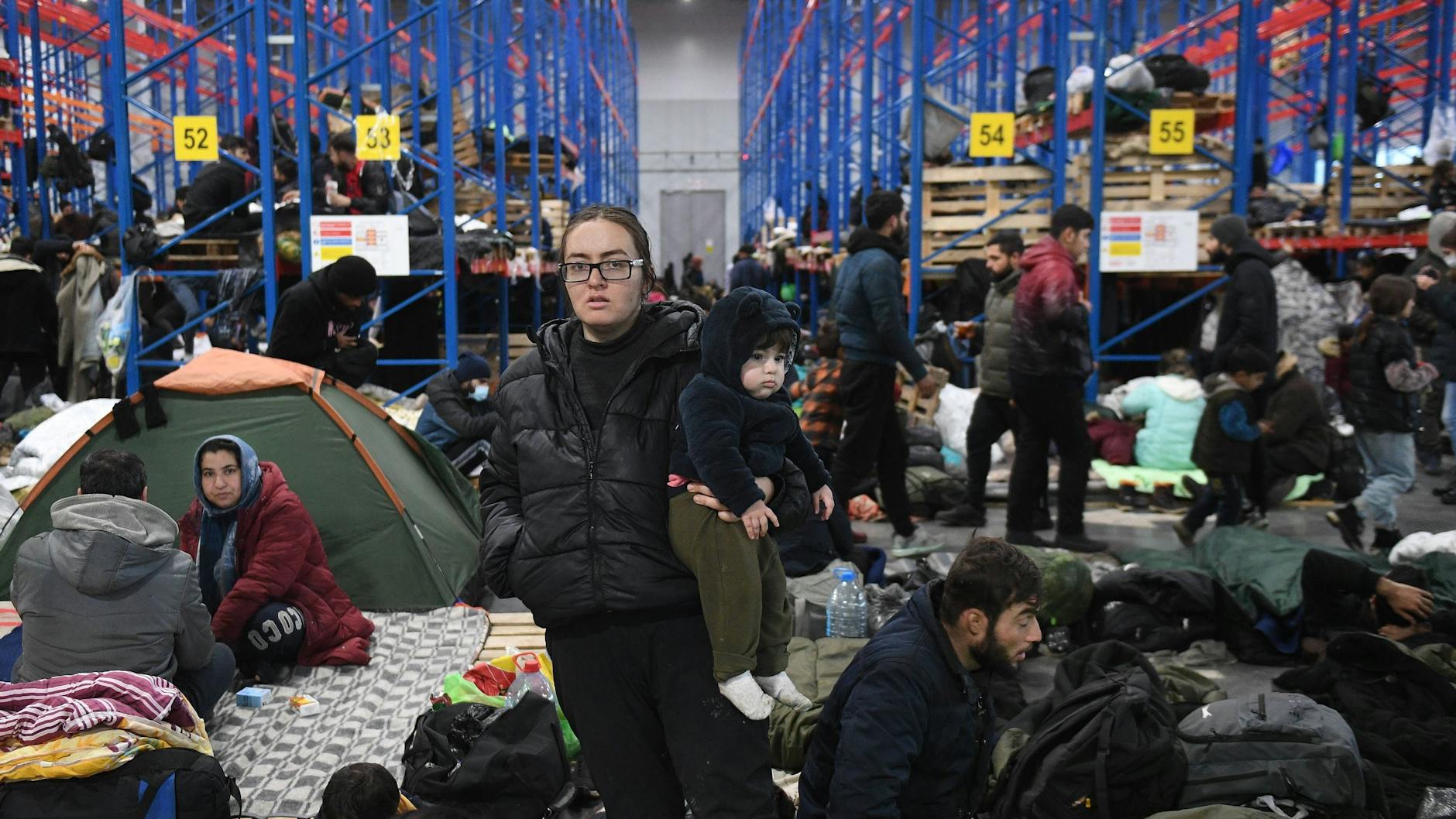2000 Flüchtlinge sind in einer Lagerhalle nahe der Grenze untergebracht.