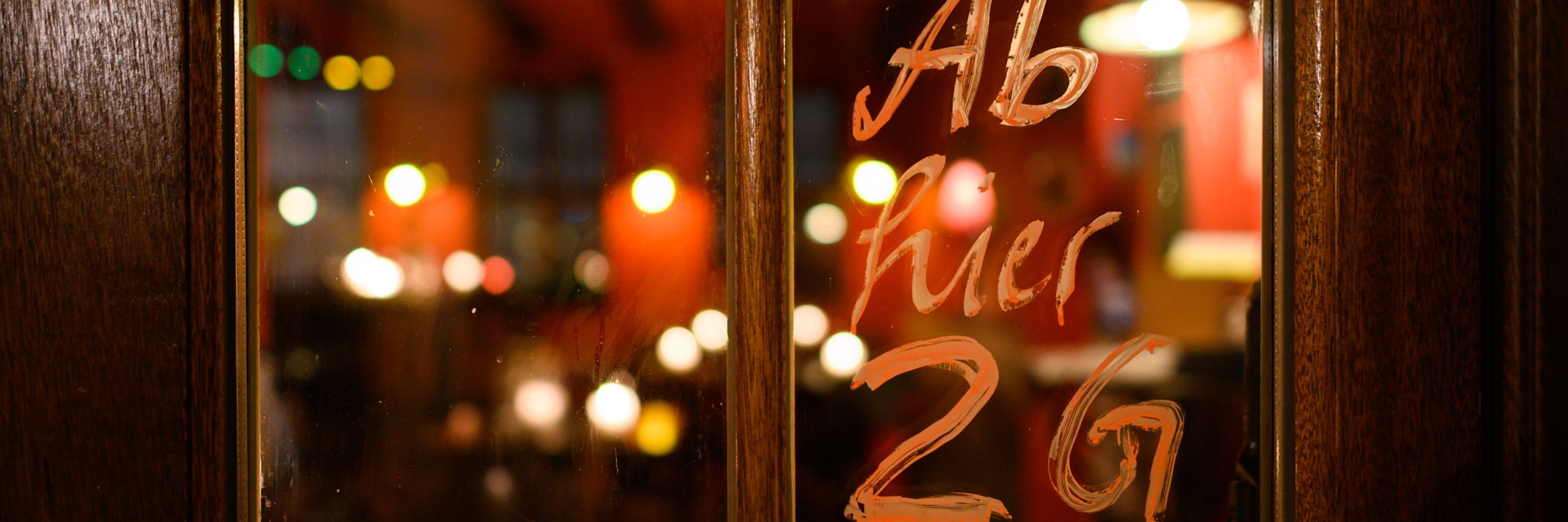 An die Tür eines Restaurants steht "Ab hier 2G" angeschrieben.&nbsp;Drei Bezirke haben Inzidenzen über der 400er Marke, in ganz Berlin gilt die 2-G-Regel.