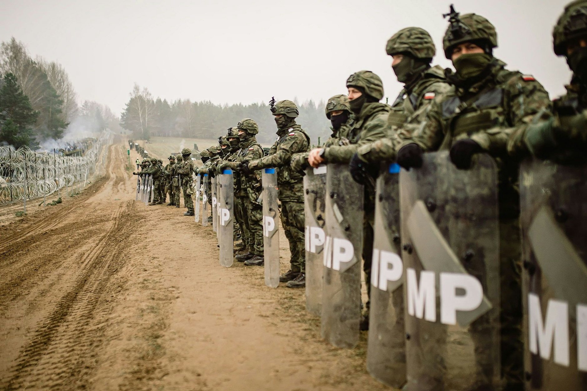 Polnische Soldaten blockieren den Weg nach Polen in der Nähe des polnisch-belarussischen Grenzübergangs in Kuznica.