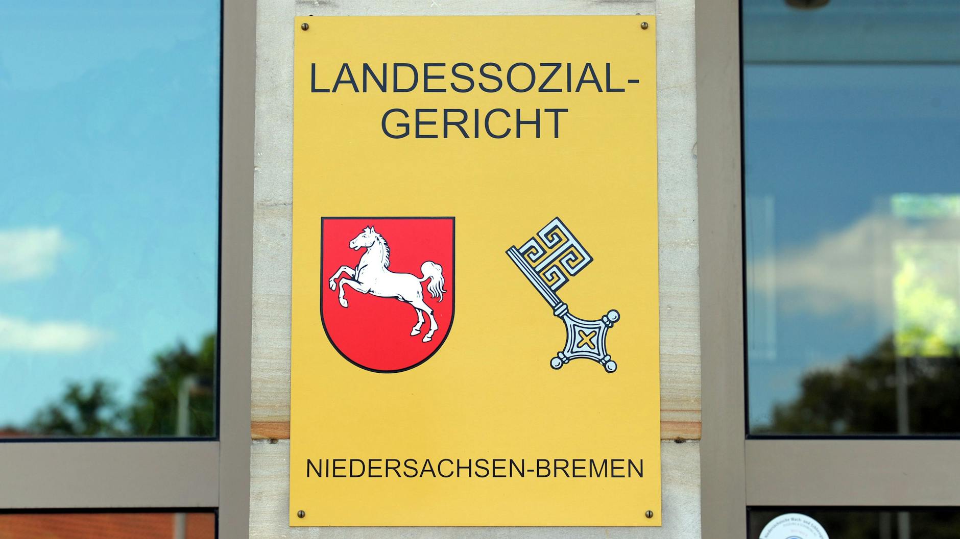 Ein Hinweisschild auf das Landessozialgericht Niedersachsen-Bremen. Dort soll das Alter eines Mannes geklärt werden, das er selbst mit 102 Jahren angibt. 