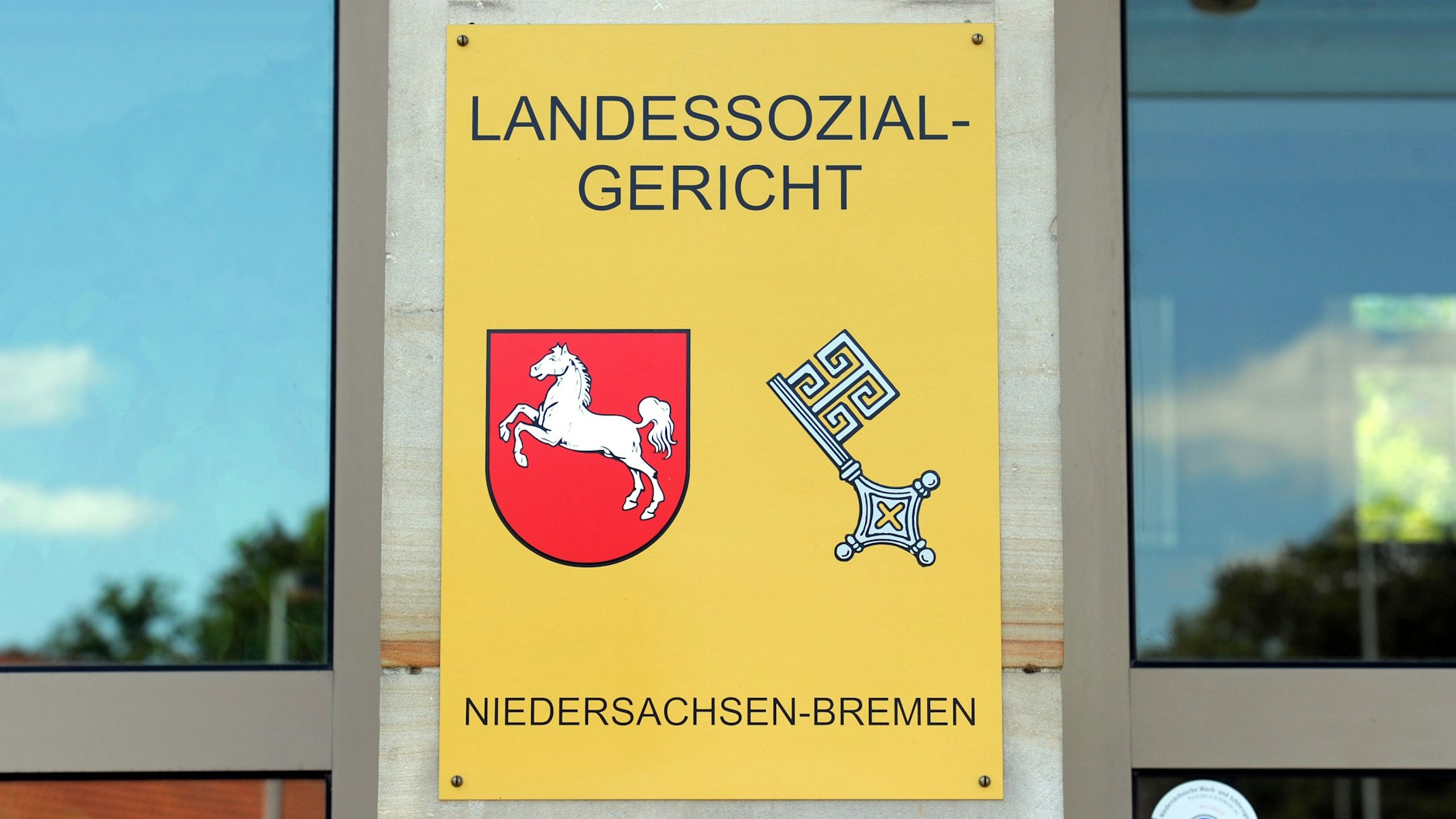 Ein Hinweisschild auf das Landessozialgericht Niedersachsen-Bremen. Dort soll das Alter eines Mannes geklärt werden, das er selbst mit 102 Jahren angibt.&nbsp;