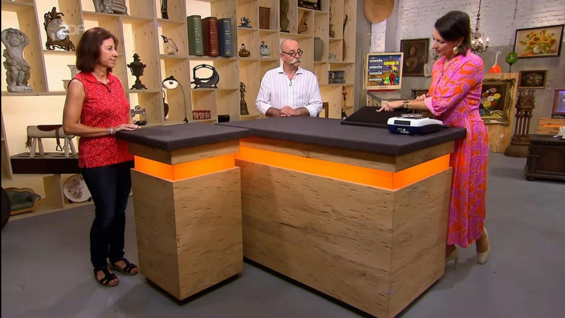 „Bares für Rares“-Expertin Wendela Horz begutachtet den Ring.