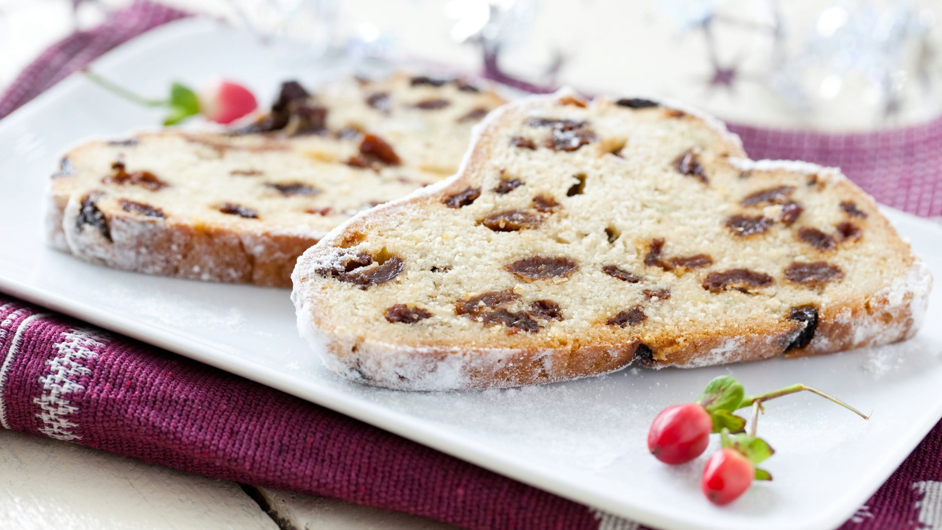 Stollen ist ein klassisches Weihnachtsgebäck - dafür gibt es unzählige Rezepte.