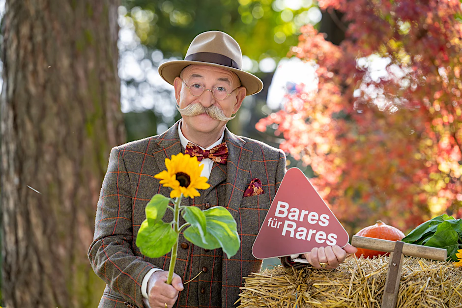 Horst Lichter moderiert die Show „Bares für Rares“, bei der große und kleine Schätze unter den Hammer kommen.