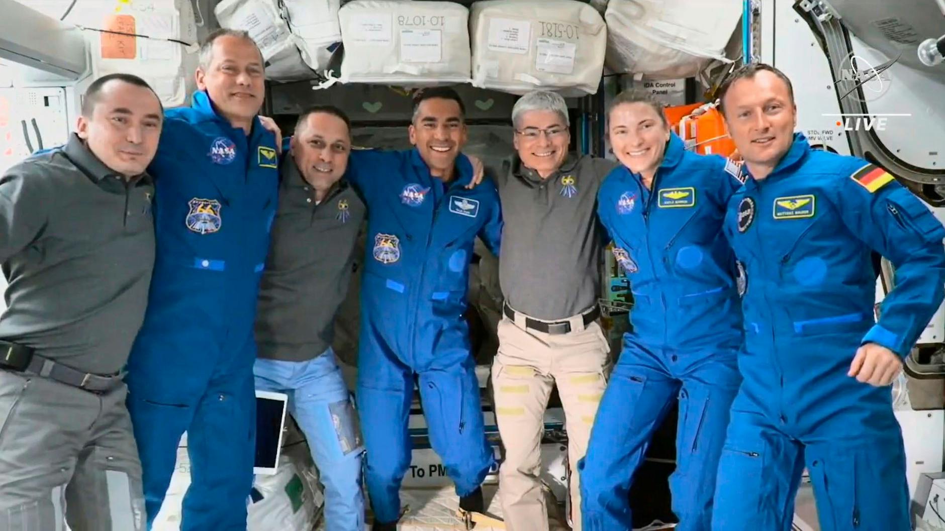 Die Besatzung nach der Ankunft der SpaceX „Crew-3“ an der Internationalen Raumstation ISS. Mit dabei: der deutsche Astronaut Matthias Maurer (rechts).