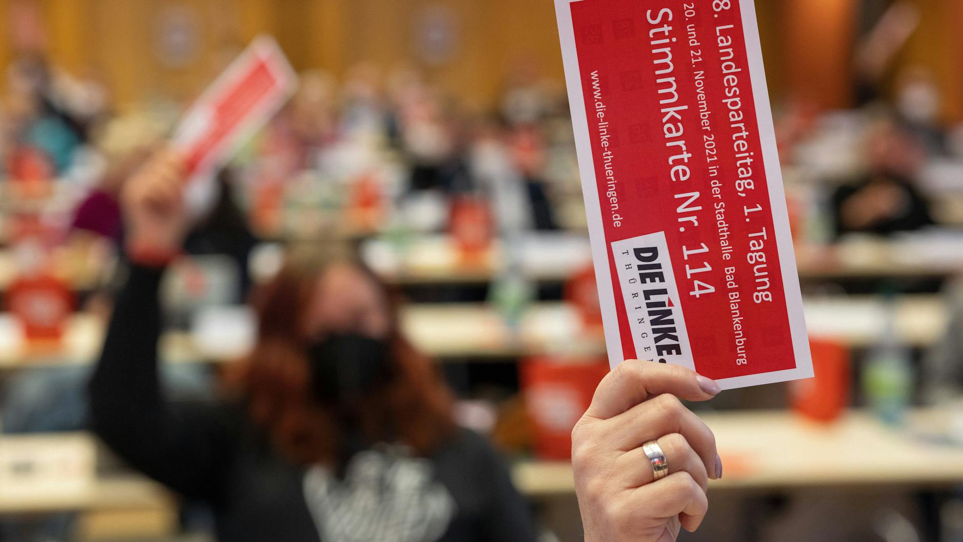 Bad Blankenburg in Thüringen: Delegierte stimmen beim Landesparteitag der Thüringer Linken über die Tagesordnung ab. 