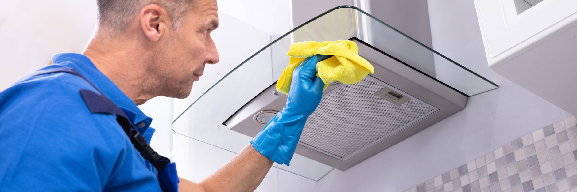 Mindestens einmal im Monat sollte man die Dunstabzugshaube reinigen, damit sie ihren Dienst nicht verweigert.