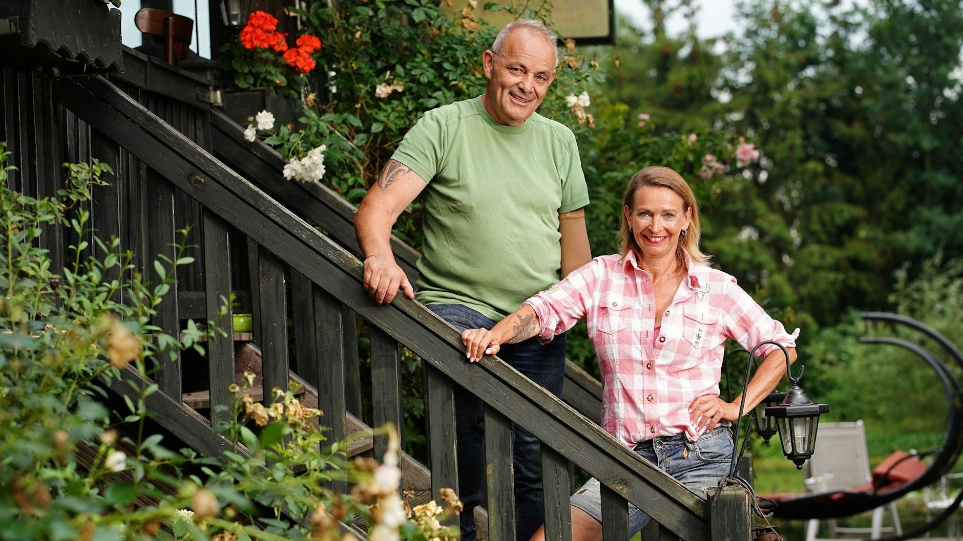 Wenn sich Bettina, die er bei „Bauer sucht Frau“ kennenlernen darf, als Liebe fürs Leben entpuppt, dann will Bauer Olaf seinen Job an den Nagel hängen.