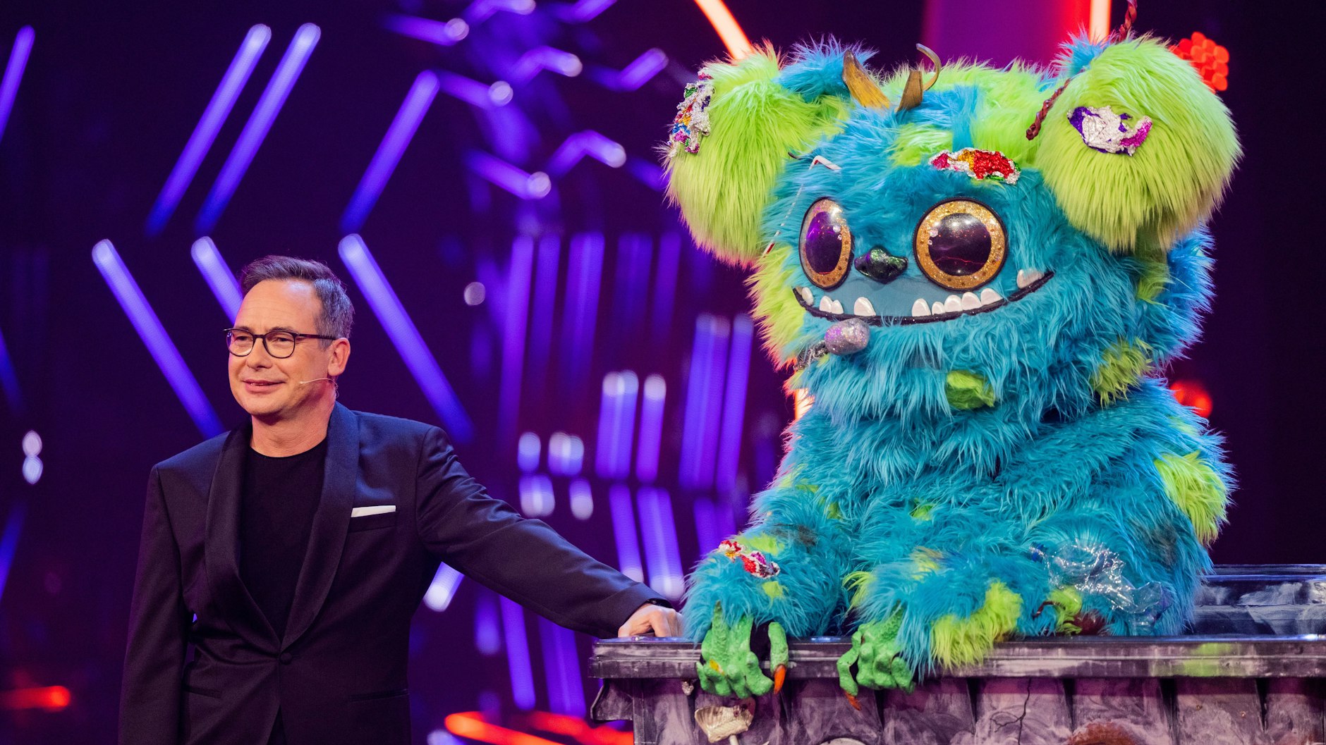 Das Müll-Monster Mülli Müller zusammen mit „Masked Singer“-Moderator Matthias Opdenhövel.