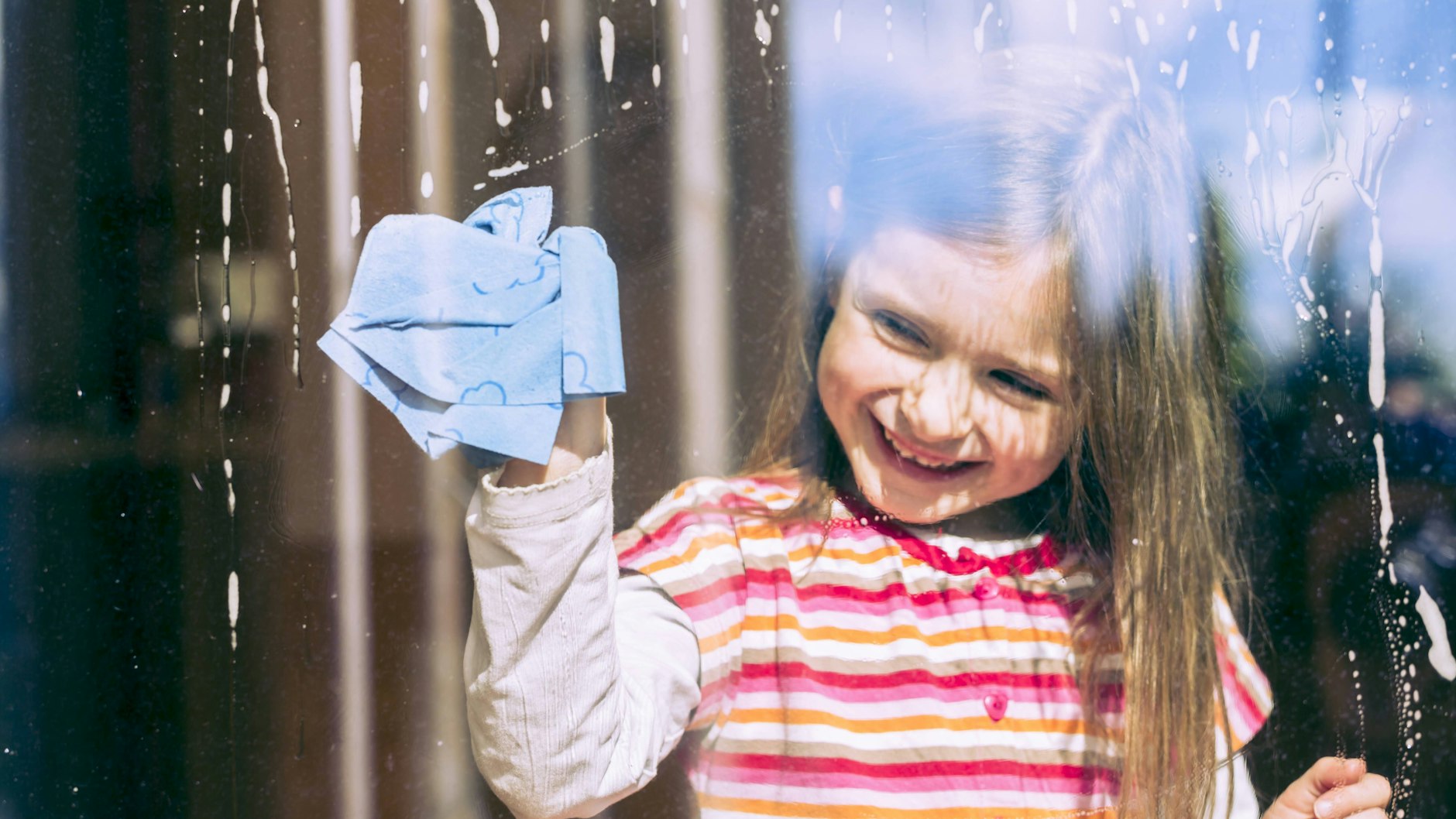 Mit ein paar simplen Tricks wird das Fensterputzen ohne Streifen zum Kinderspiel.