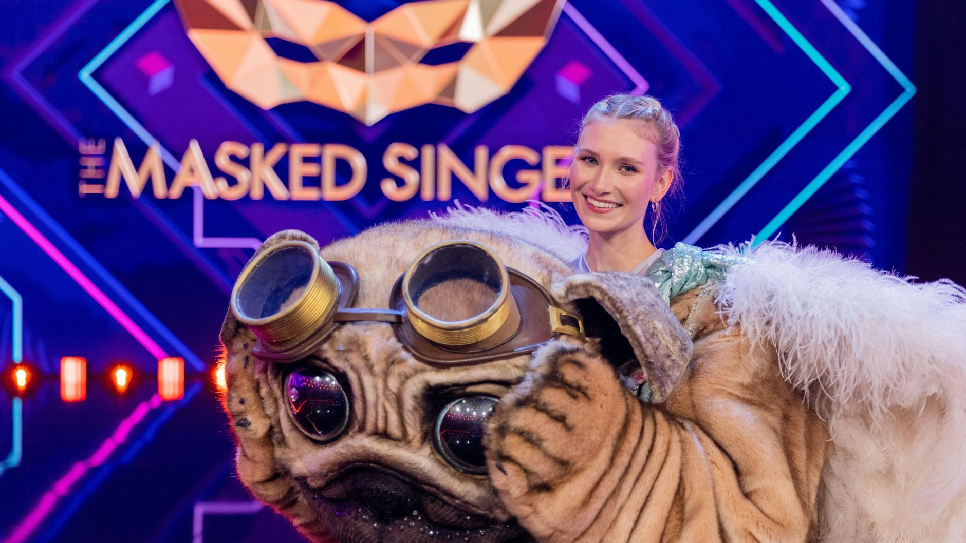 Sängerin Carolin Niemczyk steckte bei „The Masked Singer“ im Mops-Kostüm.
