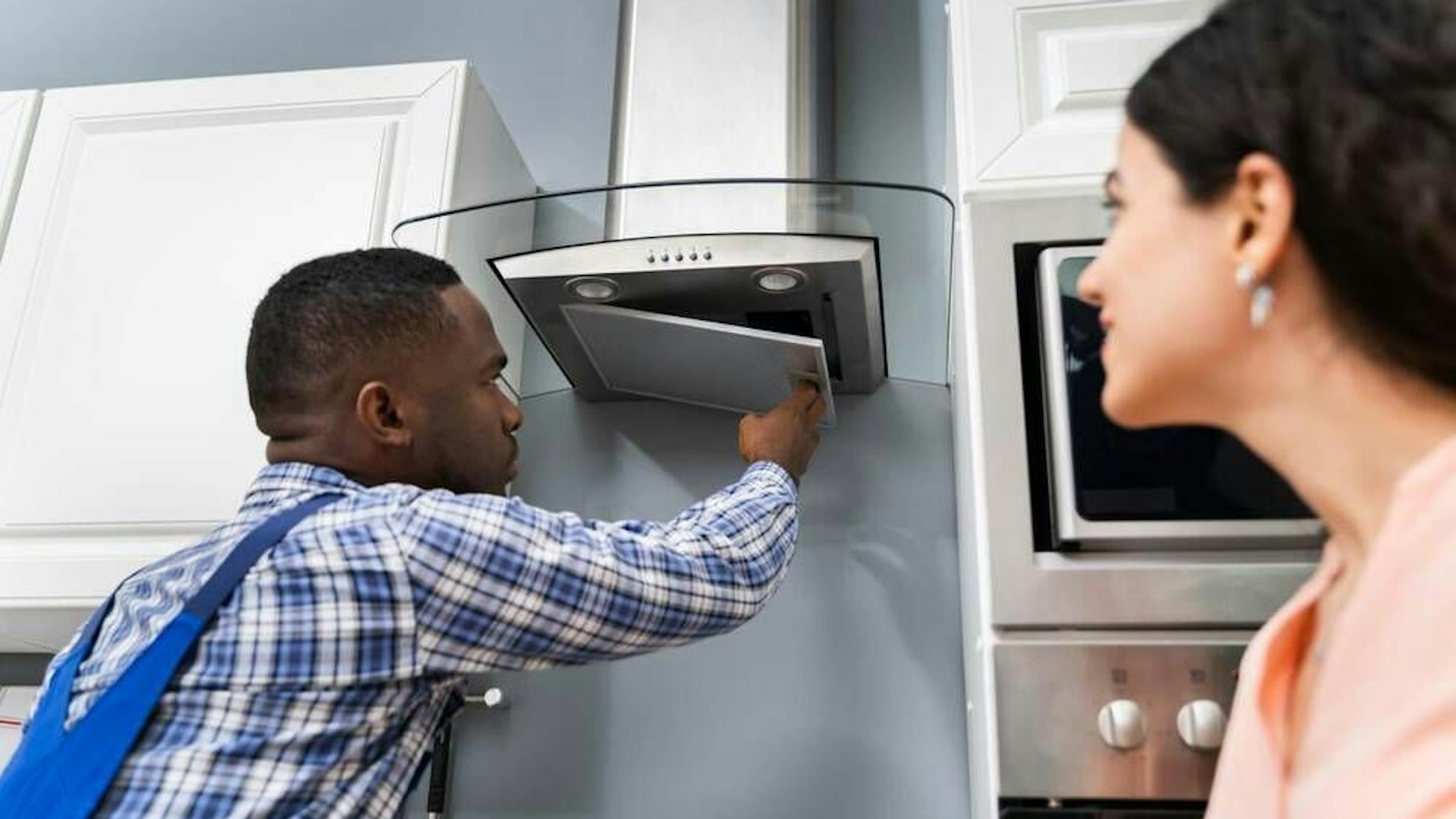 Auch die Filter der Dunstabzugshaube müssen regelmäßig gereinigt werden.