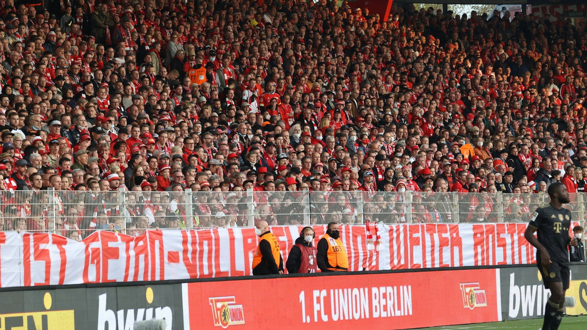 Dicht an dicht stehen die Fans im Stadion An der Alten Försterei auch heute Abend wieder beim Spiel des 1. FC Union gegen Hertha BSC. Die Corona-Gefahr spielt dabei immer mit.