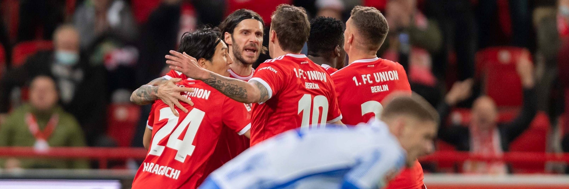 Jubel beim 1. FC Union, Frust bei Marton Dardai (v.) und Hertha BSC. Das erste Derby der Saison geht völlig verdient an die Eisernen. 