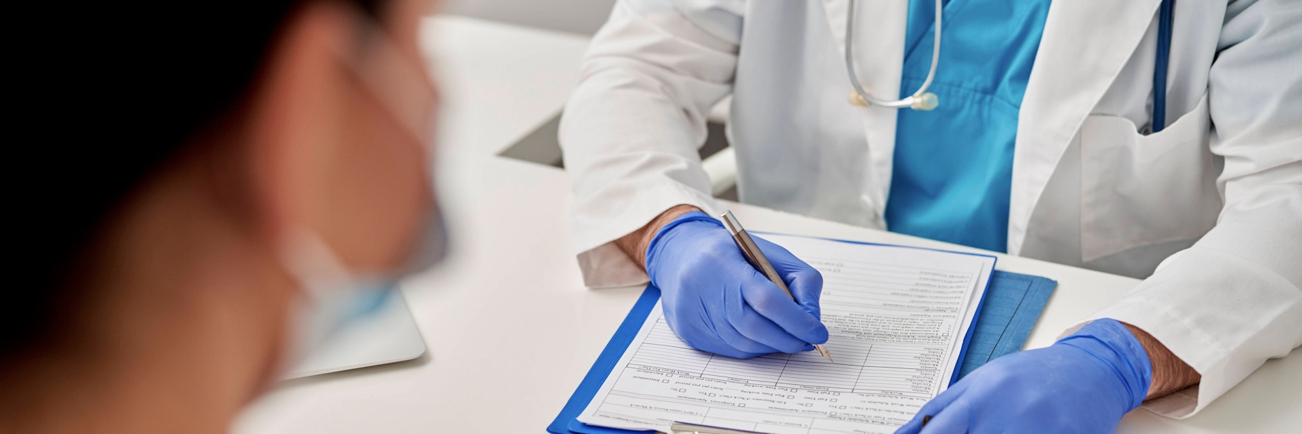 Insgesamt 14 Anlaufstellen in Berlin bieten jetzt eine Behandlung mit einem Corona-Medikament an.