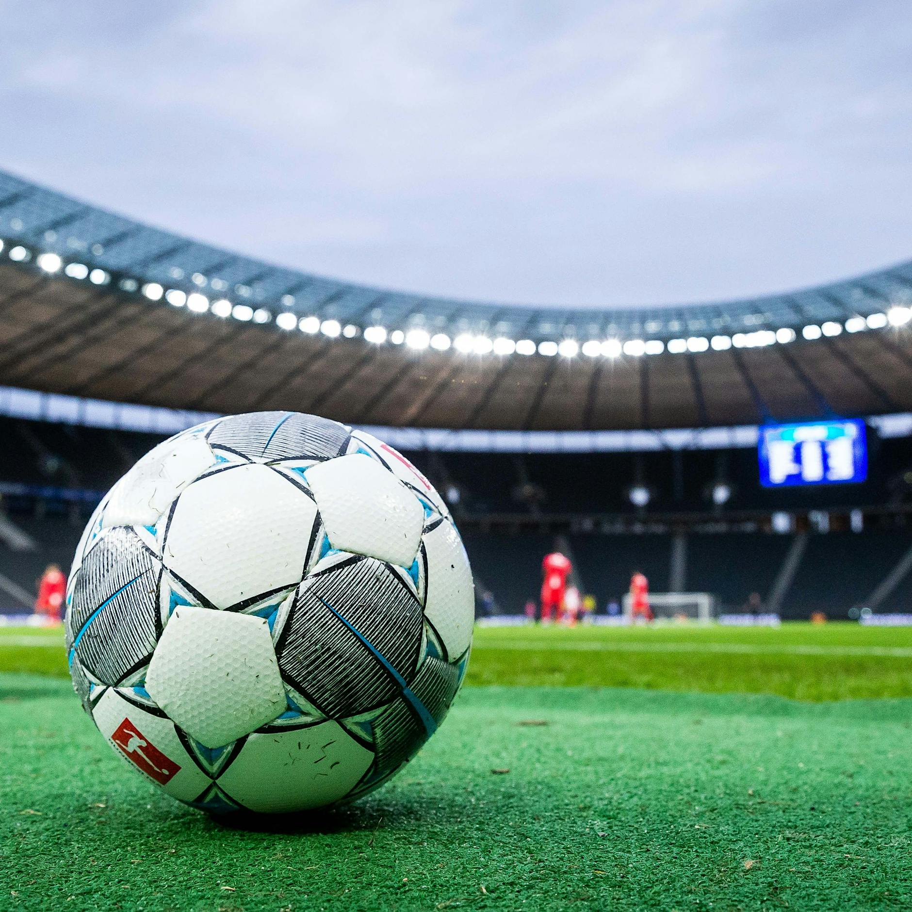 Geht's noch? Union und Hertha machen trotz Corona-Eskalation das Stadion voll! Der Rest von Deutschland redet von Geisterspielen und 2G-Szenarien