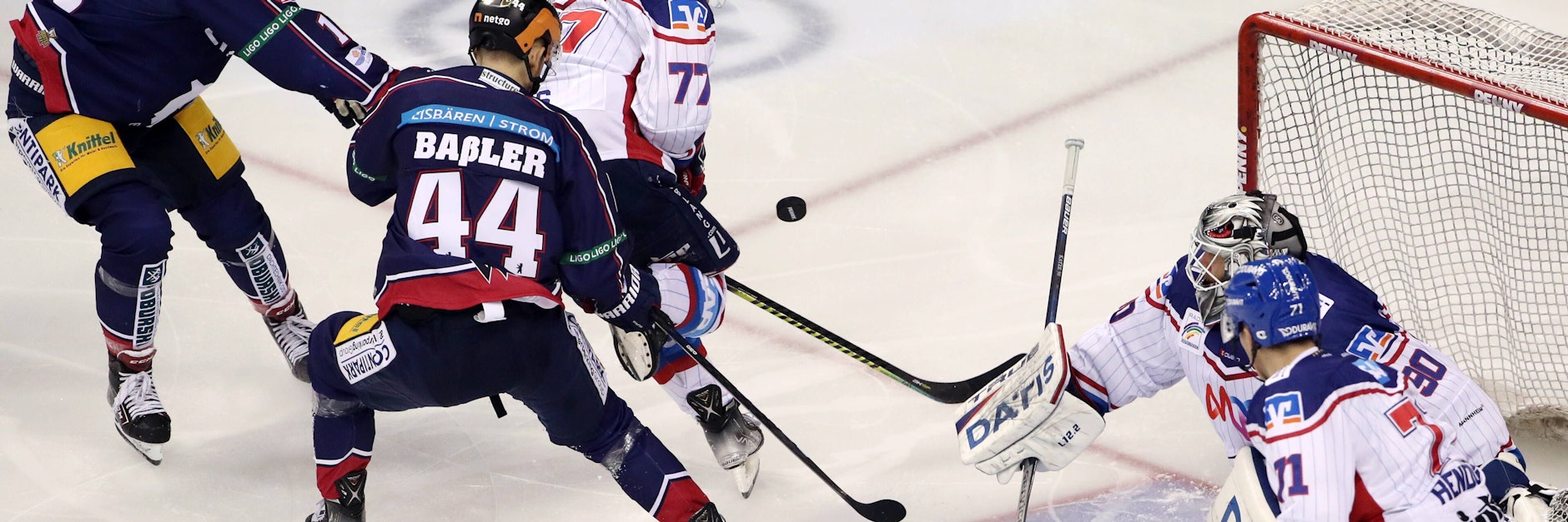Marco Baßler taucht einige Male gefährlich vor dem Tor von Mannheim-Goalie Felix Brückmann auf.&nbsp; 