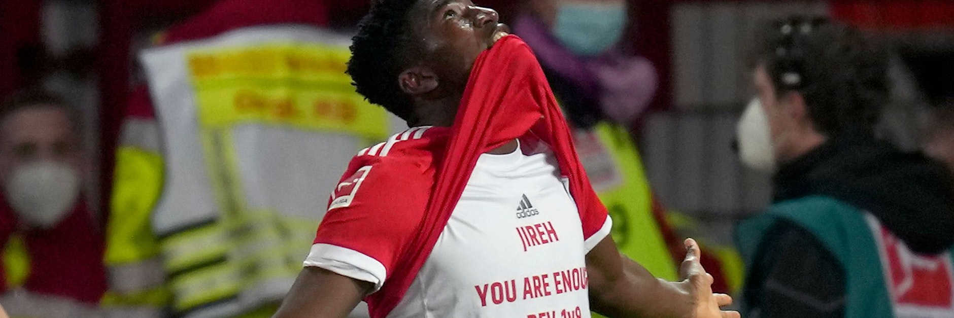 Unions Taiwo Awoniyi präsentiert sein Gottvertrauen schriftlich nach seinem Tor gegen Hertha BSC.&nbsp;&nbsp;