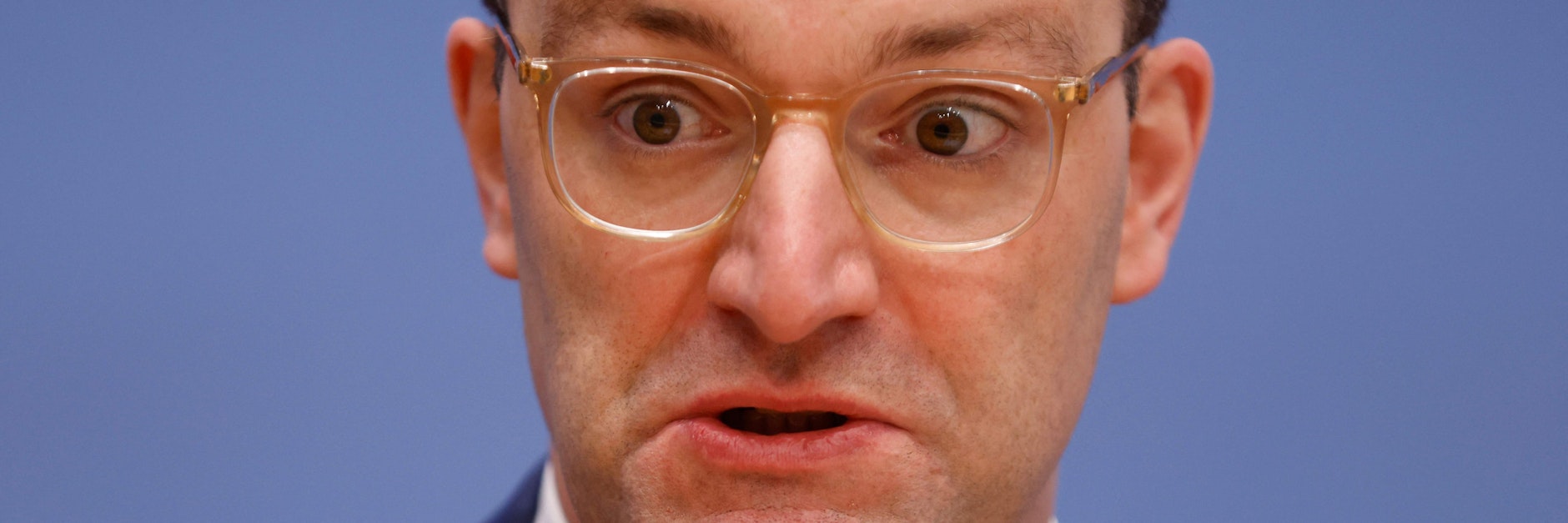 Jens Spahn steht dumm da, weil er Entscheidungen nicht verständlich erklärt.