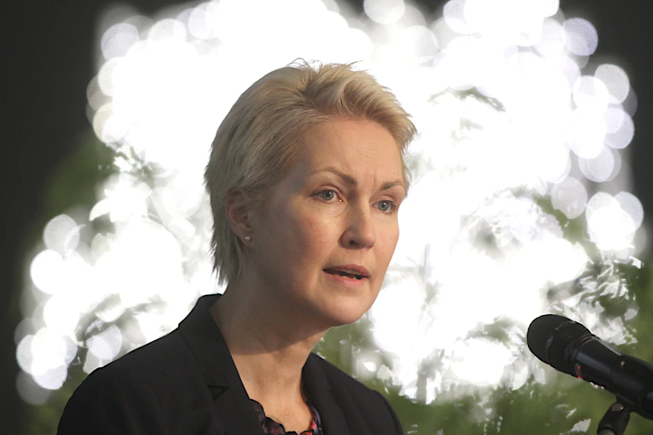Manuela Schwesig (SPD),&nbsp;Ministerpräsidentin von&nbsp;Mecklenburg-Vorpommern, fordert eine unverzügliche Aufhebung der Biontech-Begrenzung (Archivbild).