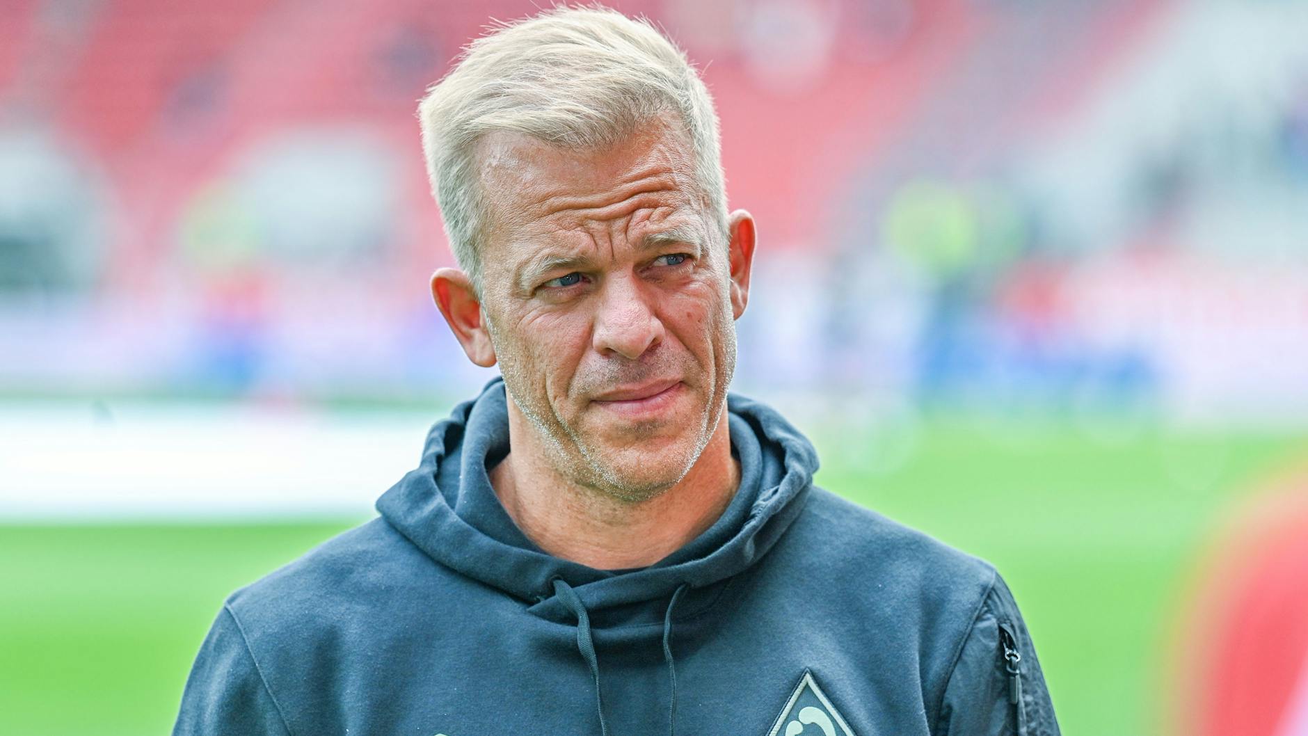 Markus Anfang ist als Trainer von Werder Bremen zurückgetreten und reagierte damit wenige Stunden vor dem Heimspiel gegen den FC Schalke 04 auf staatsanwaltschaftliche Ermittlungen.