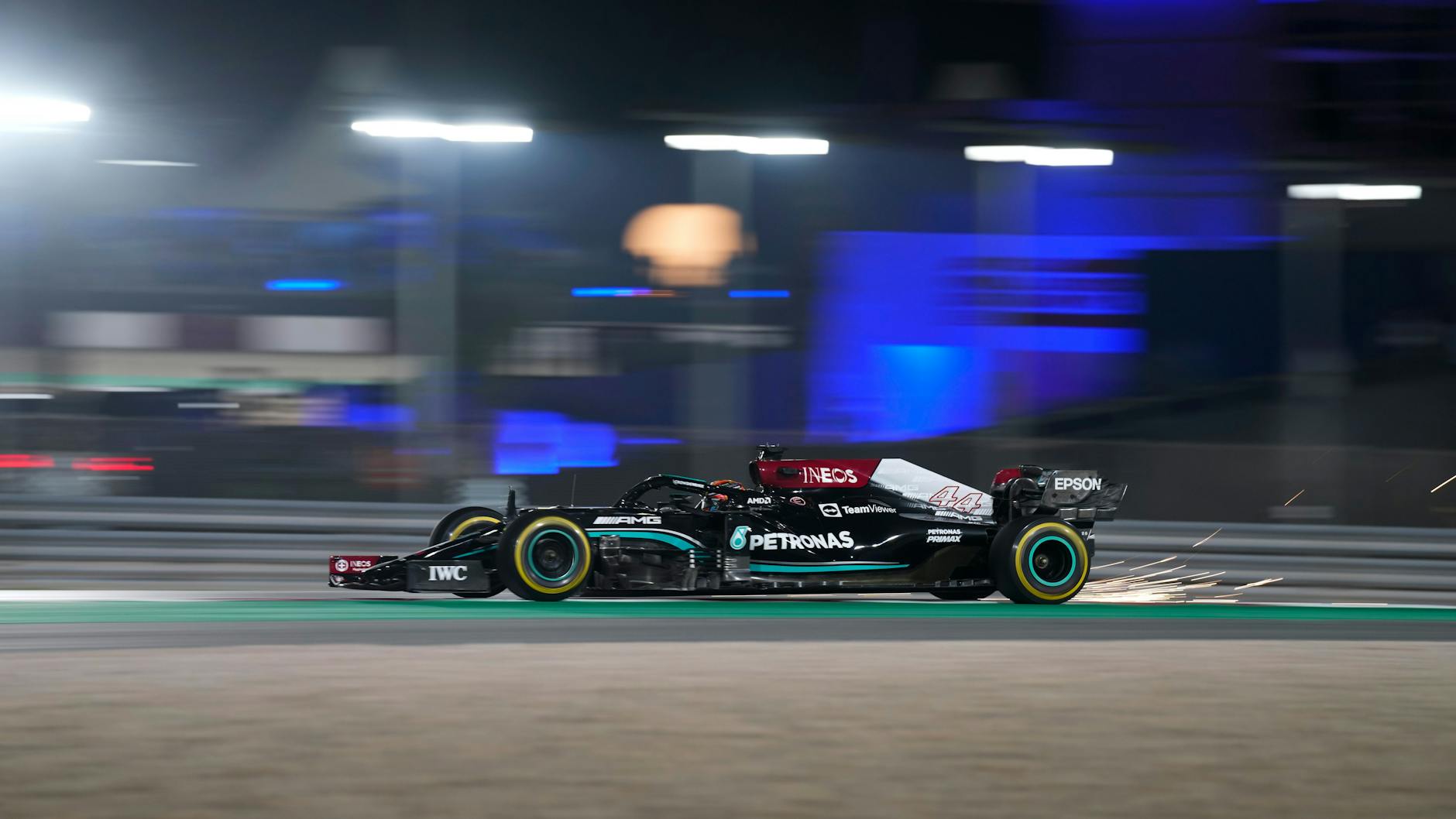 Mercedes-Fahrer Lewis Hamilton hat das Rennen in Katar gewonnen und damit den Rückstand auf Max Verstappen verkürzt.