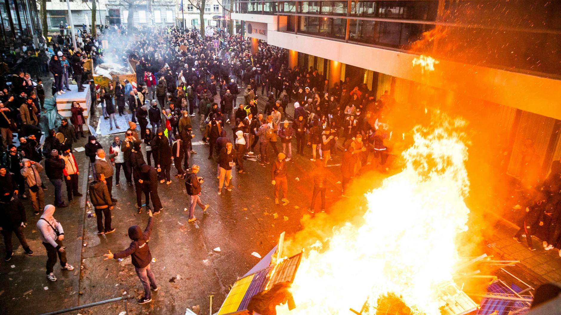 Der Brüsseler Protest gegen die Corona-Maßnahmen mündet am Sonntag in Gewalt.