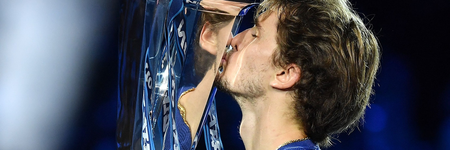 Wenn Freundin Sophia Thomalla schon nicht in der Halle, dann knutscht Alexander Zverev schon mal fremd. Aber die innige Beziehung zum Siegerpokal von Turin verzeiht ihm Sophia garantiert. 