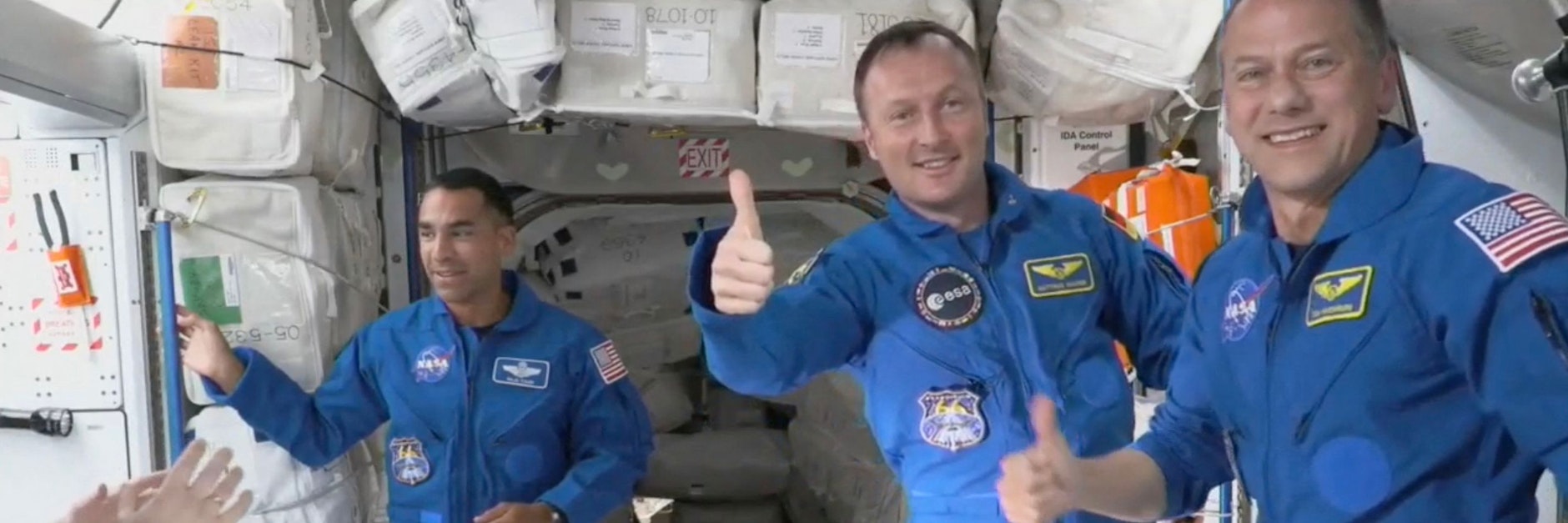 Der deutsche Astronaut Matthias Maurer (2.v.r.) bei seiner Ankunft auf der ISS. Man kann sehen, das sein Gesicht etwas aufgedunsen ist.