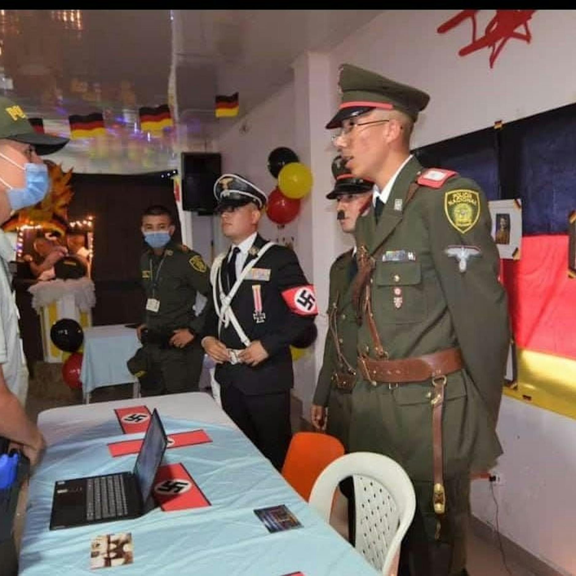 Nazi-Skandal in Kolumbien: Polizeischüler posieren in SS-Uniformen