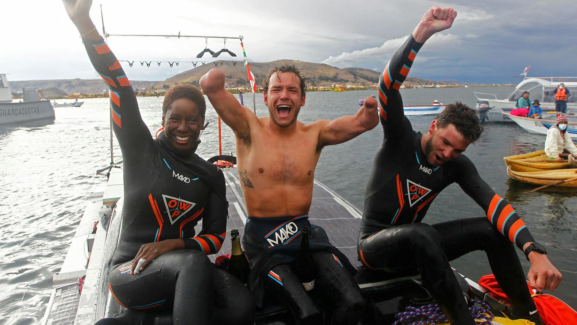 Malia Metella, Théo Curin und Matthieu Witvoet (v.l.) feiern kurz nach Curins See-Überquerung ihren Sieg. 