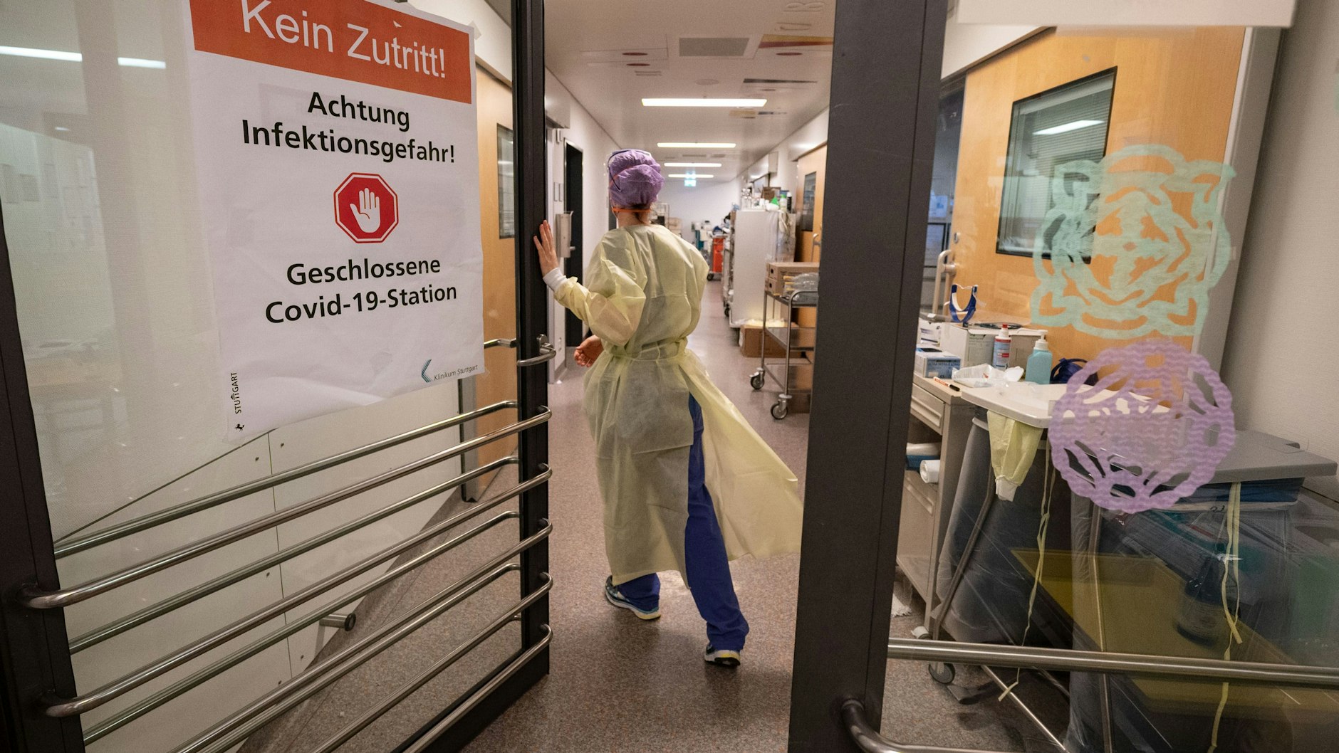Krankenpflegerin Meryl Meister betritt die Intensivstation des Klinikums Stuttgart.&nbsp;