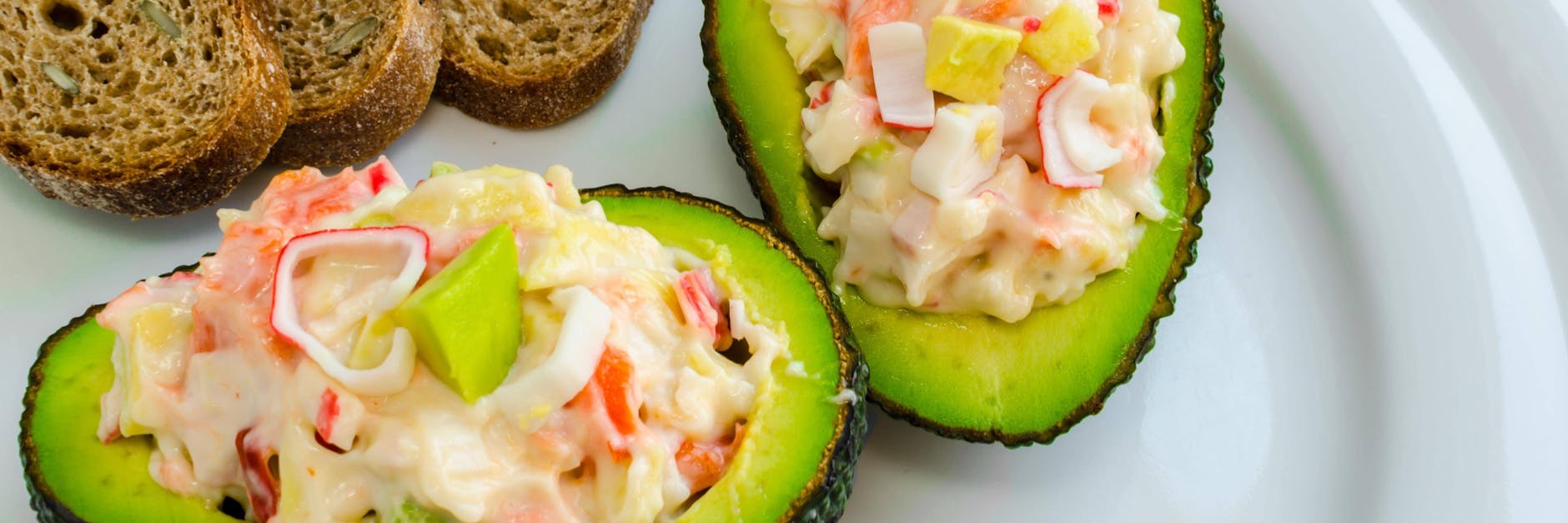 Avocado-Eiersalat ist prima als Zwischenmahlzeit oder mit Brot ein perfektes Abendessen.