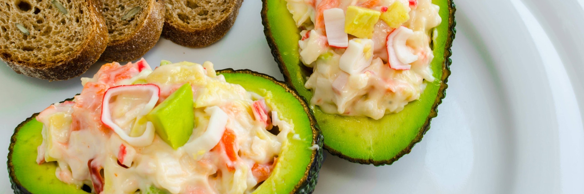 Avocado-Eiersalat&nbsp;ist prima als Zwischenmahlzeit oder mit Brot ein perfektes Abendessen.